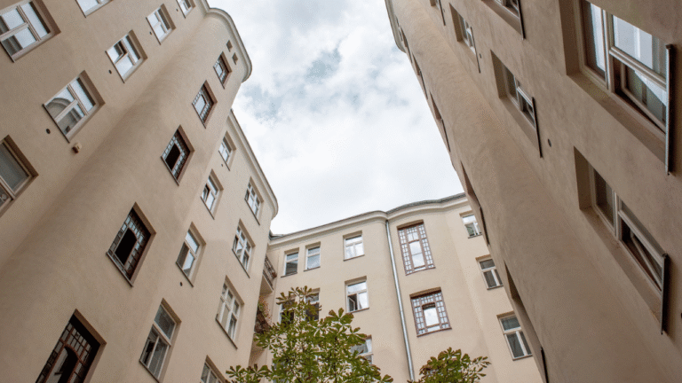 Warszawskie kamienice. Co naprawdę wpływa na ich wartość?